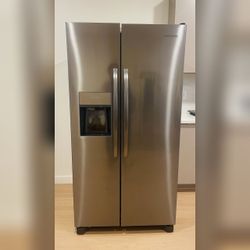 Frigidaire Side-by-Side Refrigerator Like New with Ice Maker – Charlotte, NC