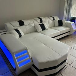 BLACK AND WHITE SECTIONAL SOFA 🤍🖤  ON SALE