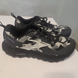 BROOKS CASCADIA  TRAIL SHOES SZ 8.5