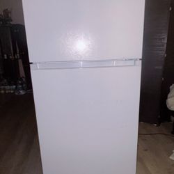 MIDEA 18 CF Top Mount Refrigerator, Glass Shelves, Ice Maker Ready, ESTAR