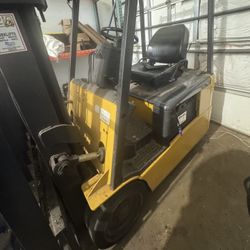 Caterpillar 3,000 lb Electric Forklift – Reliable & Well-Maintained