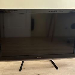 Toshiba 52in TV + Apple TV 4K
