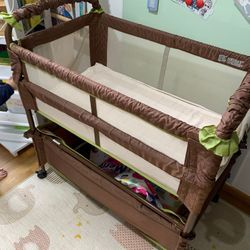 Baby Bassinet With Side Sleeper ( Arms Reach Co Sleeper)