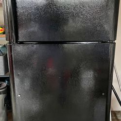 BLACK TOP FREEZER REFRIGERATOR $250 FREE DELIVERY 