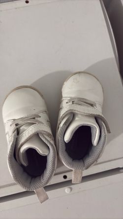 White tennis shoes baby size 5c
