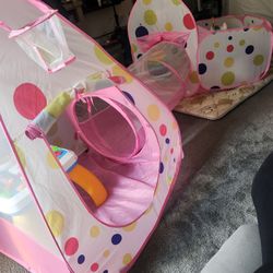Girl play tent tunnel