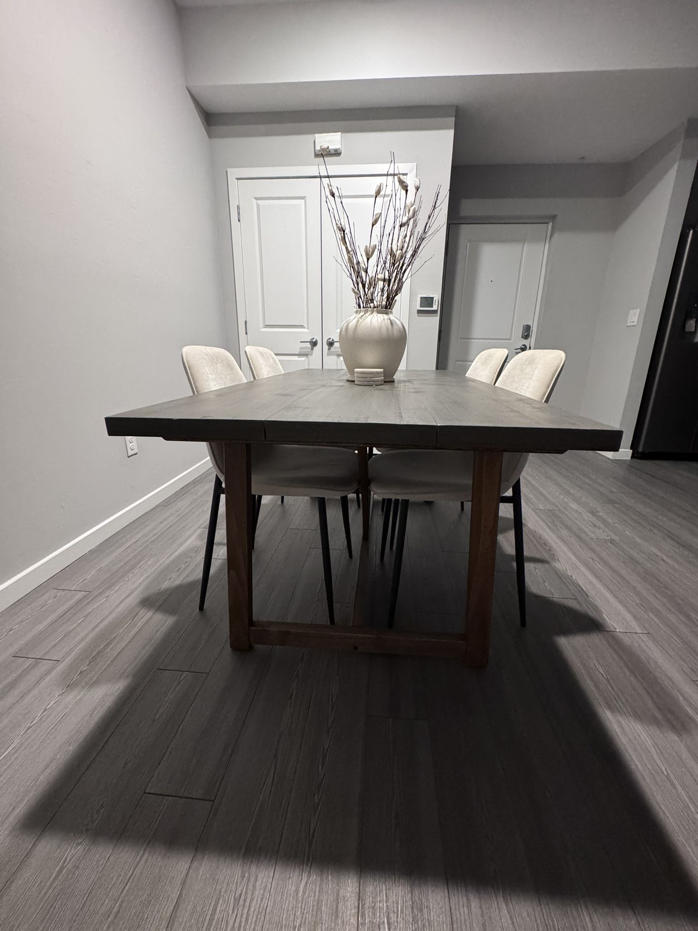 Modern Dining Table + 4 Chairs – Excellent Condition