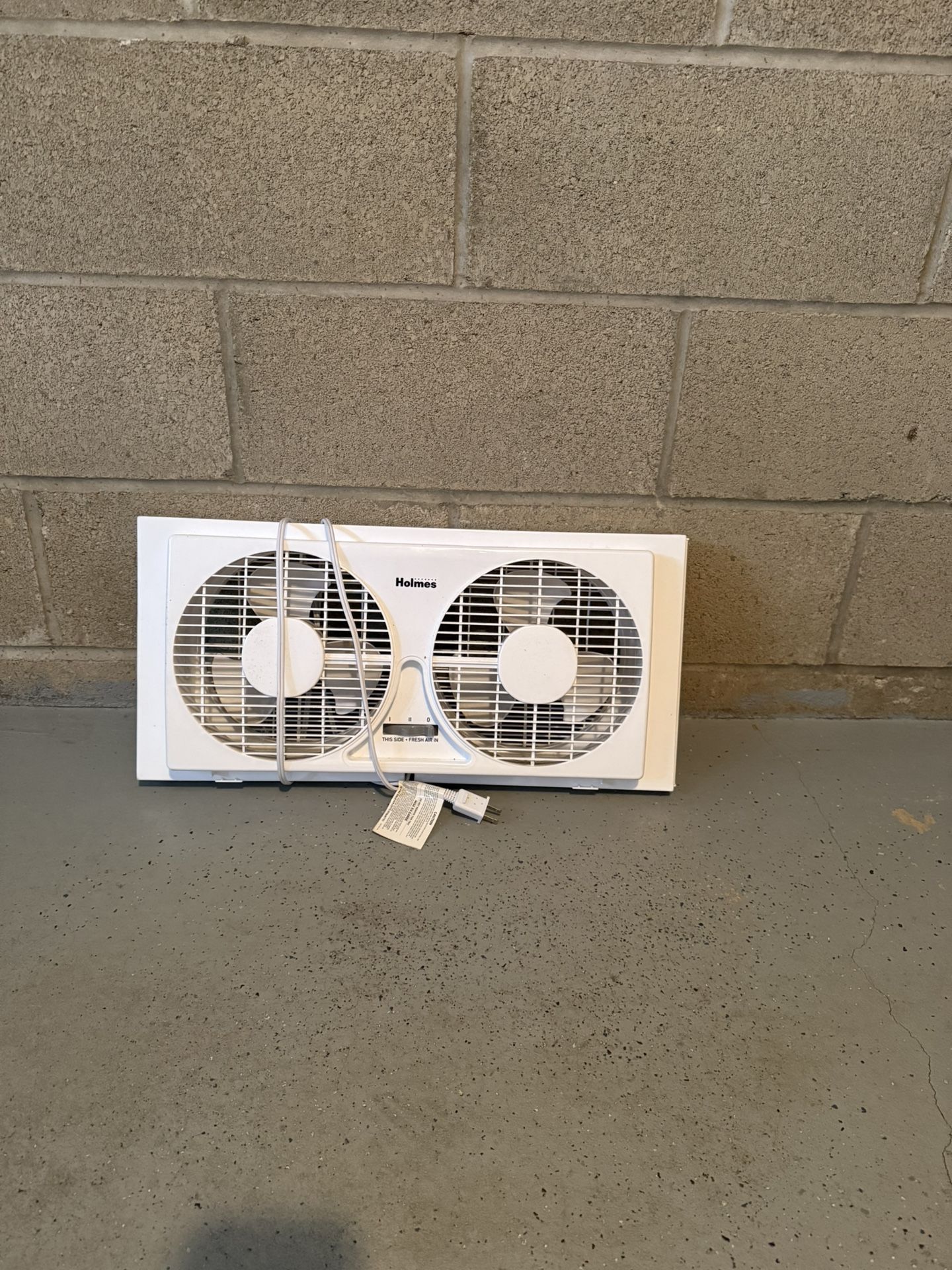 Top brand: 9” Window Fan, Reversible Airflow Blades, In/Out Exchange, 2 Speeds, Built-In Extender Panels, Ideal for Home, Bedroom or Office. Like new