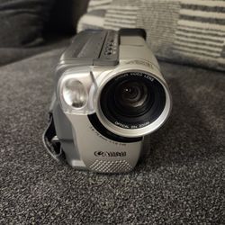 Canon ES8400.    8 MM camcorder 