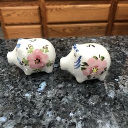 Vintage Ceramic Pig Set Of Salt & Pepper Shakers With Decorative Flowers.  New Never Used 