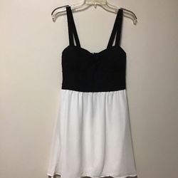 Juniors CHARLOTTE RUSSE Polyester & lace dress… Size large
