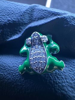 NEW-SOLID- 🐸 Earring Studs 925 sterling silver with moissanite
