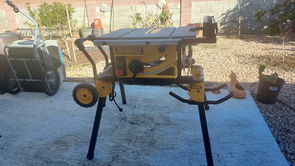 New Never Used DeWalt 15 Amp Corded 10in Jobsite Table Saw w/ Rolling Stand
