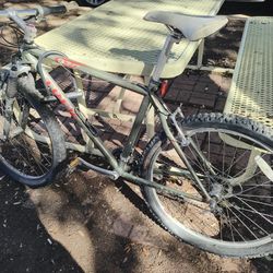 Trek 900 Mountain Bike.  Vintage Continental Wheels.  Needs Rear Tube.  Awesome Saddle 