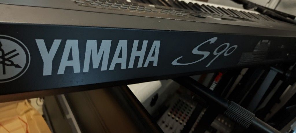 Yamaha S90 Music Synthesizer Keyboard