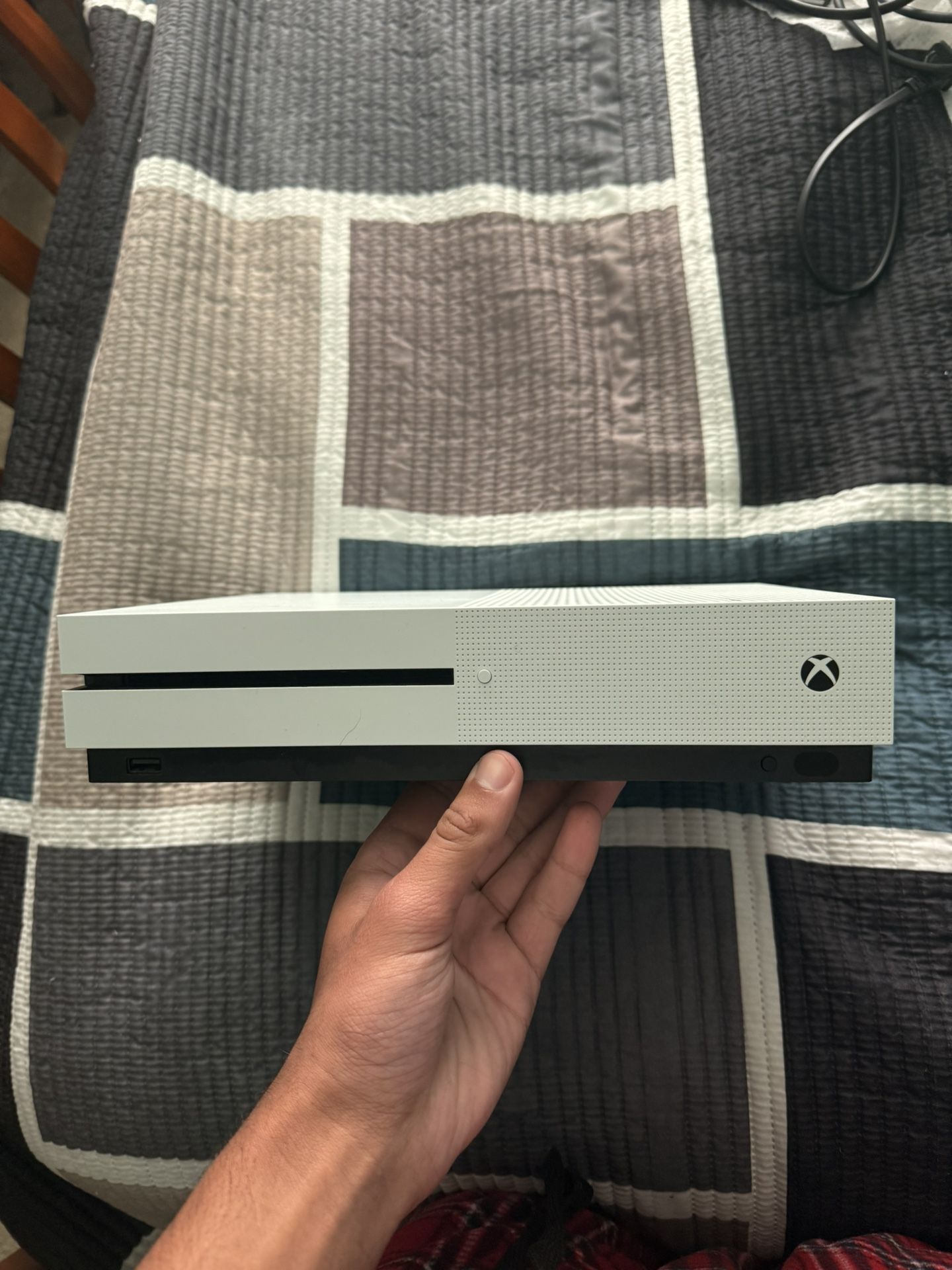 Xbox One S 1tb (read Description)