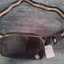 Lulu Lemon Shoulder Bag/ Fannie pack 