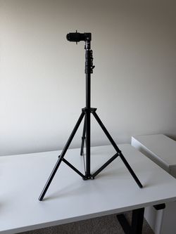 Impact 8' Air-Cushioned Light Stand + Reflector Holder