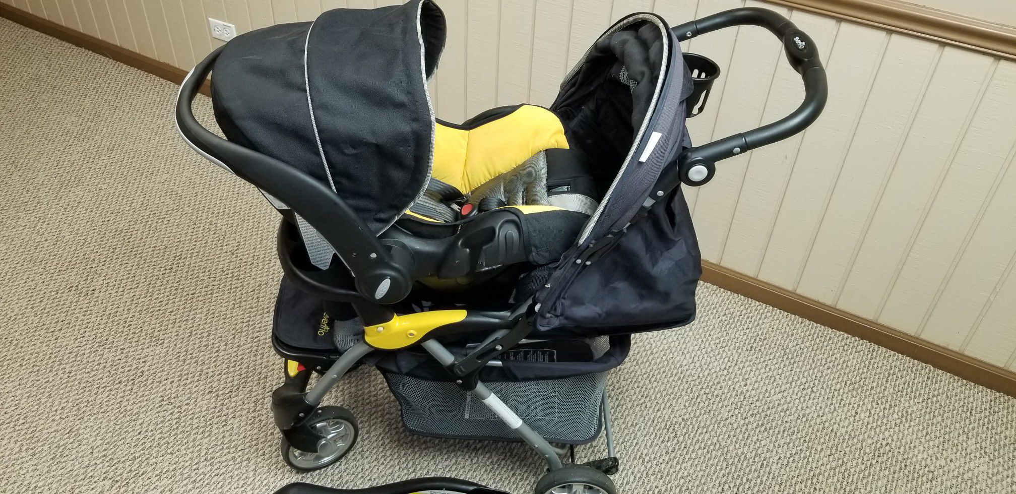 Evenflo Featherlite 400 Travel System (Stroller, Infant Car Seat and Base)