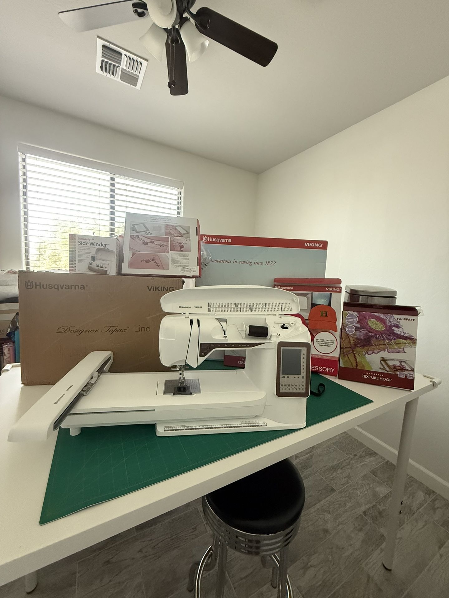 HUSQVARNA DESIGNER TOPAZ 40 Sewing & Embroidery Machine