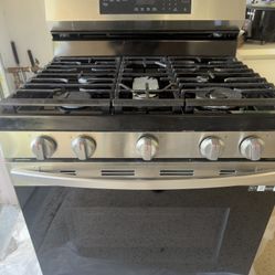 Range, Stove And Microwave 