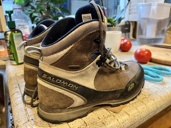 Salomon Hiking Boots Size 41.5 European 