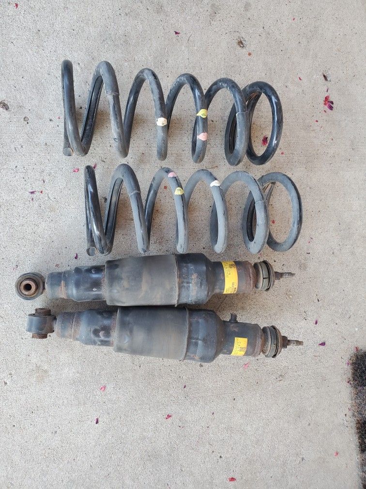 2016 Infinity QX80 Factory Rear Springs & Air Shocks