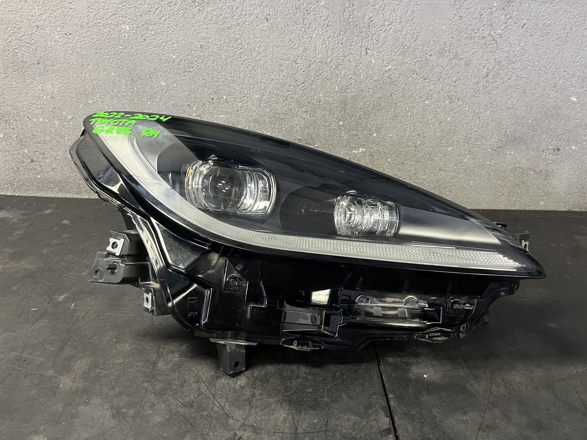 2022-2023-2024 TOYOTA GR86 RIGHT HEADLIGHT OEM USED