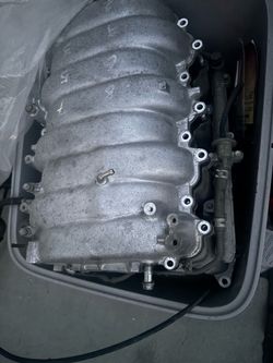 2000-2006 Tundra/Sequoia intake manifold w/ fuel injectors and fuel rail.