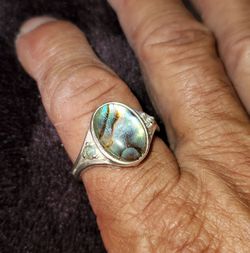 he ring features a large, center-set oval cabochon made of iridescent abalone shell. 925 Size 11