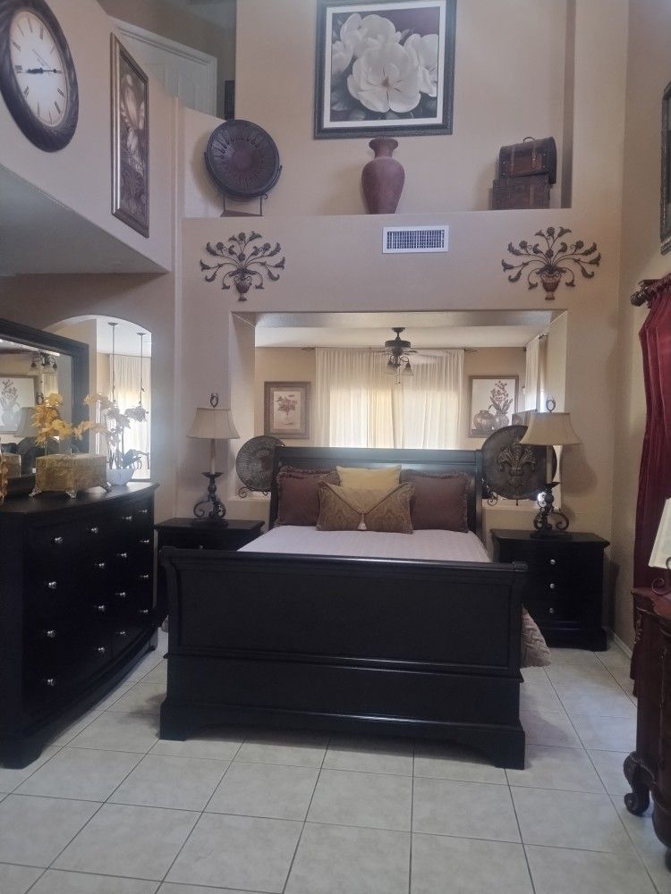 Queen Size Bedroom Set With New Mattress