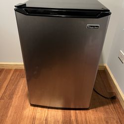 Magic Chef Refrigerator (small)