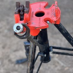 RIDGID 16703 Model №425 Portable TriStand Chain Vise, 1/8" - 2 1/2" Capacity