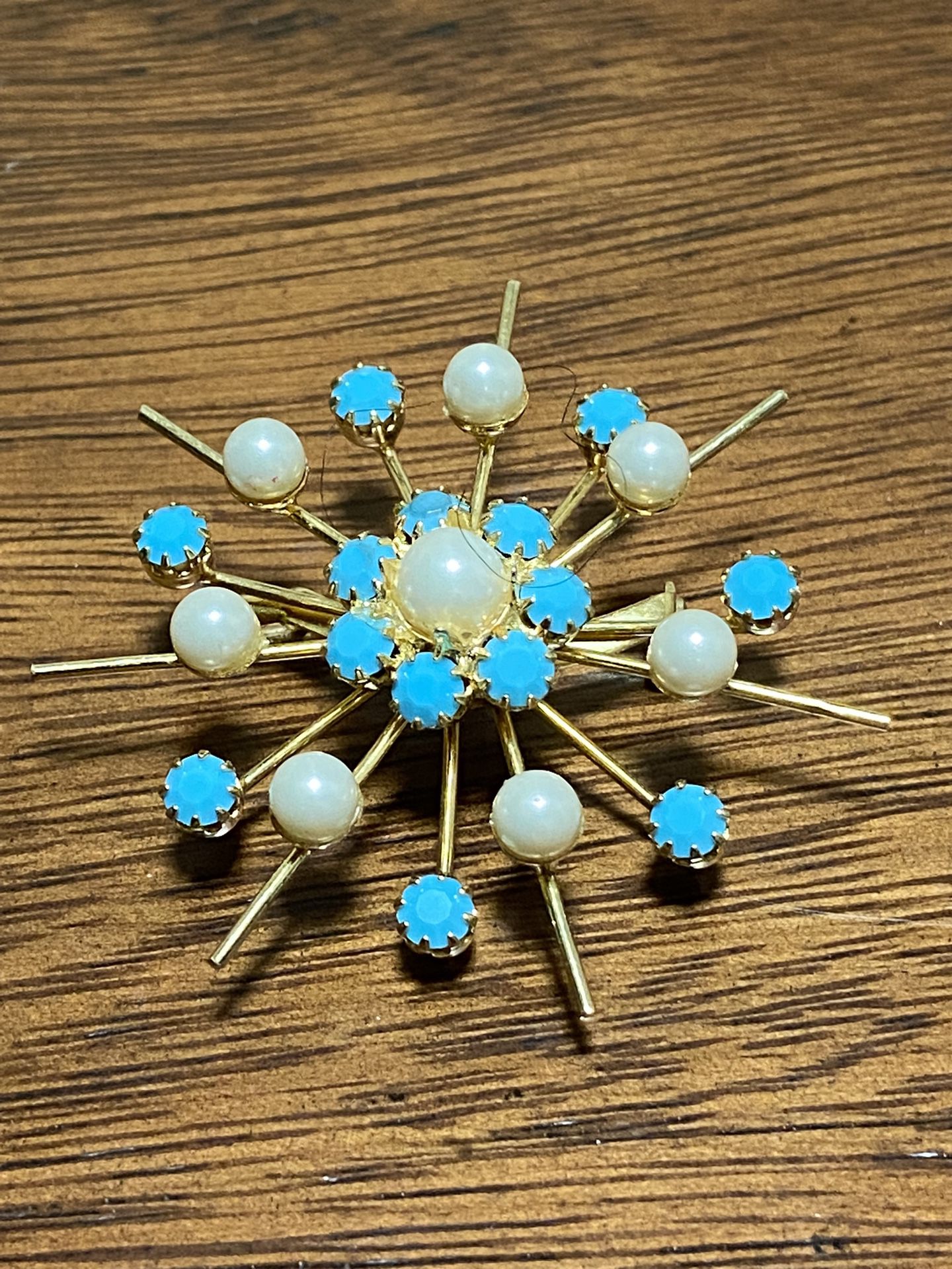 Beautiful gold tone Turquoise and pearl brooch