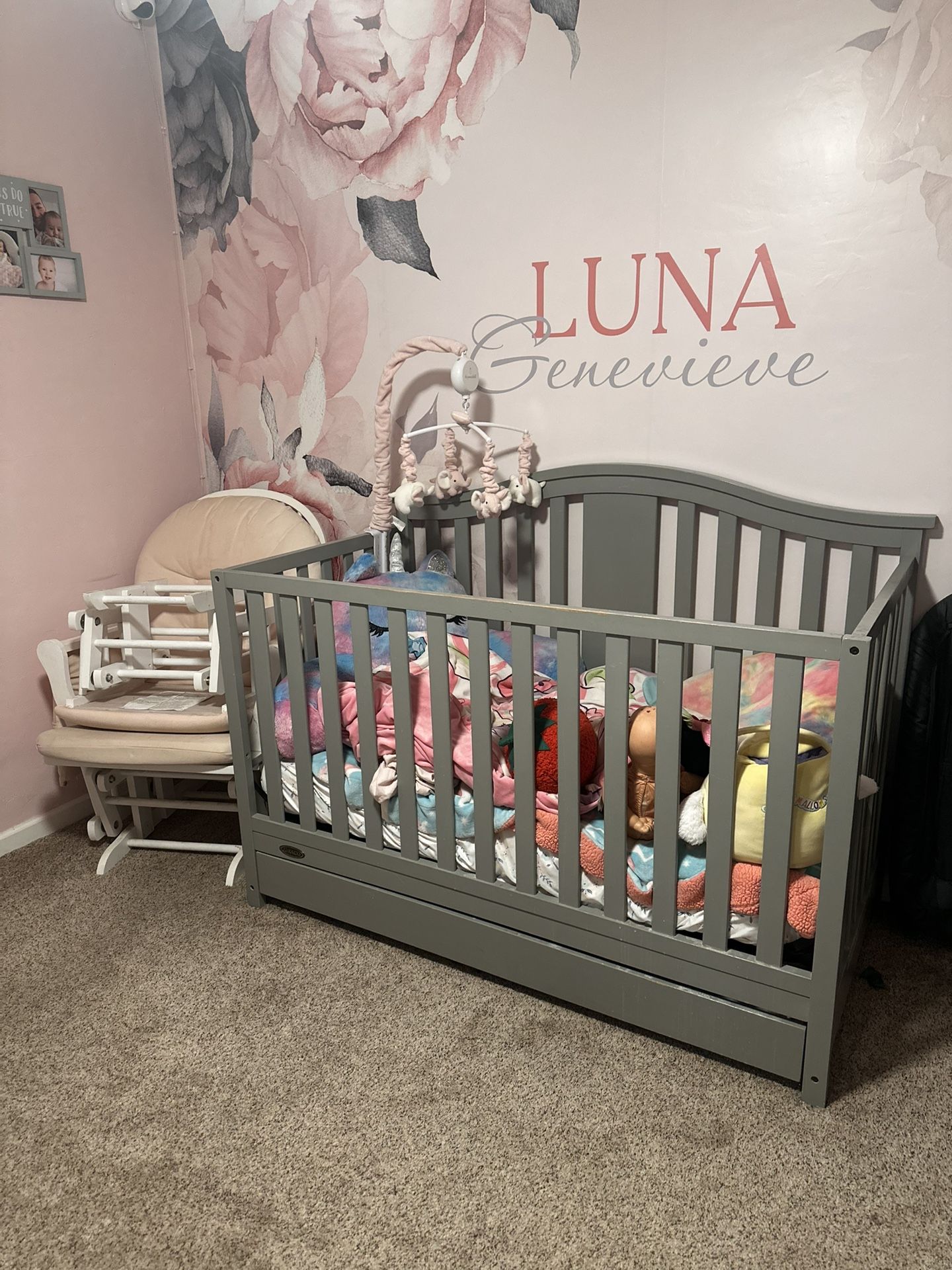 Baby crib + Changing Station 