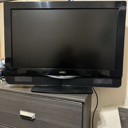 32”  Vizio Tv