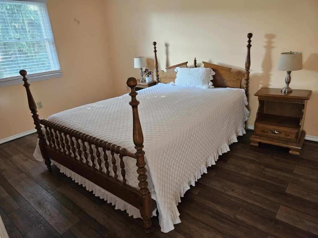 Antique Ethan Allen early American Nutmeg Maple Queen Bedroom Set