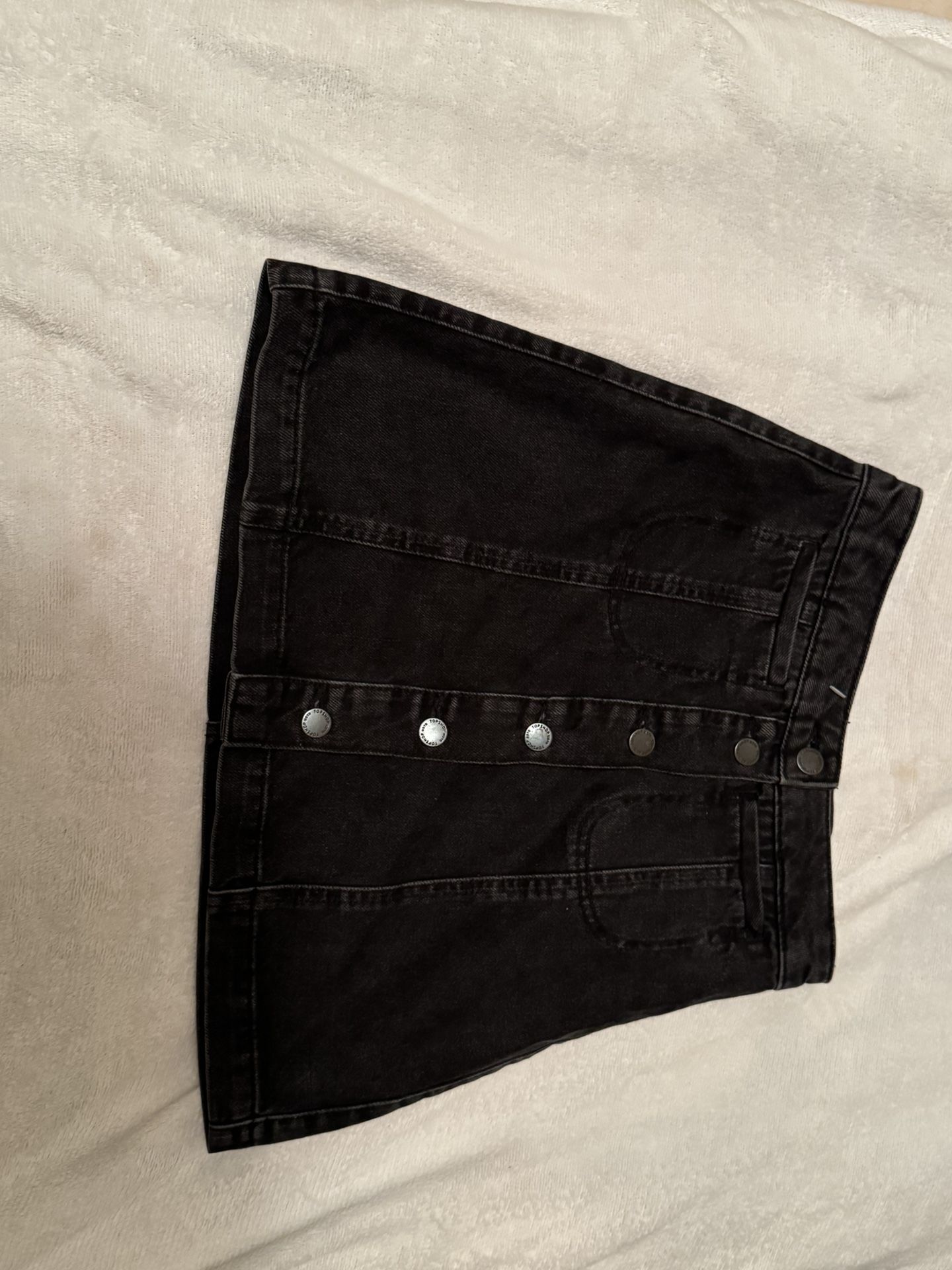 Gently Used Women’s Casual Mini Skirt Color Black Size 6 Excellent Condition.
