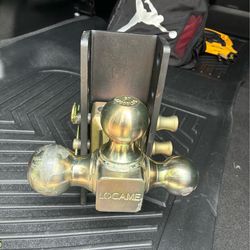 Adjustable trailer hitch