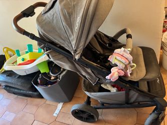 Nuna Car seat and stroller with base