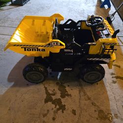 Big wheel dump truck