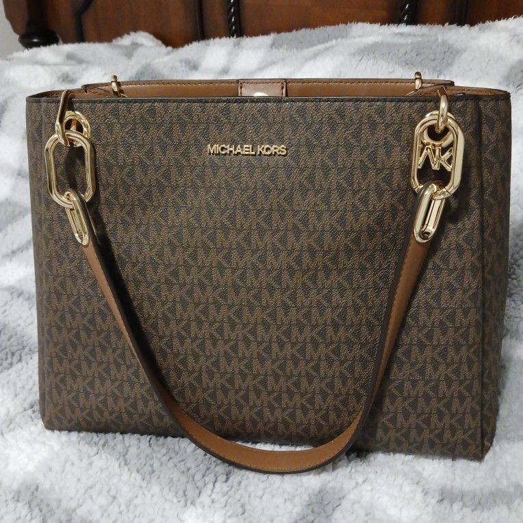 Authentic MICHAEL KORS BROWN COLOR HANDBAG