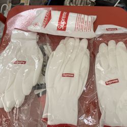 Supreme Gloves And Poncho New - 40$ 