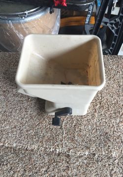 Hand spreader fertilizers
