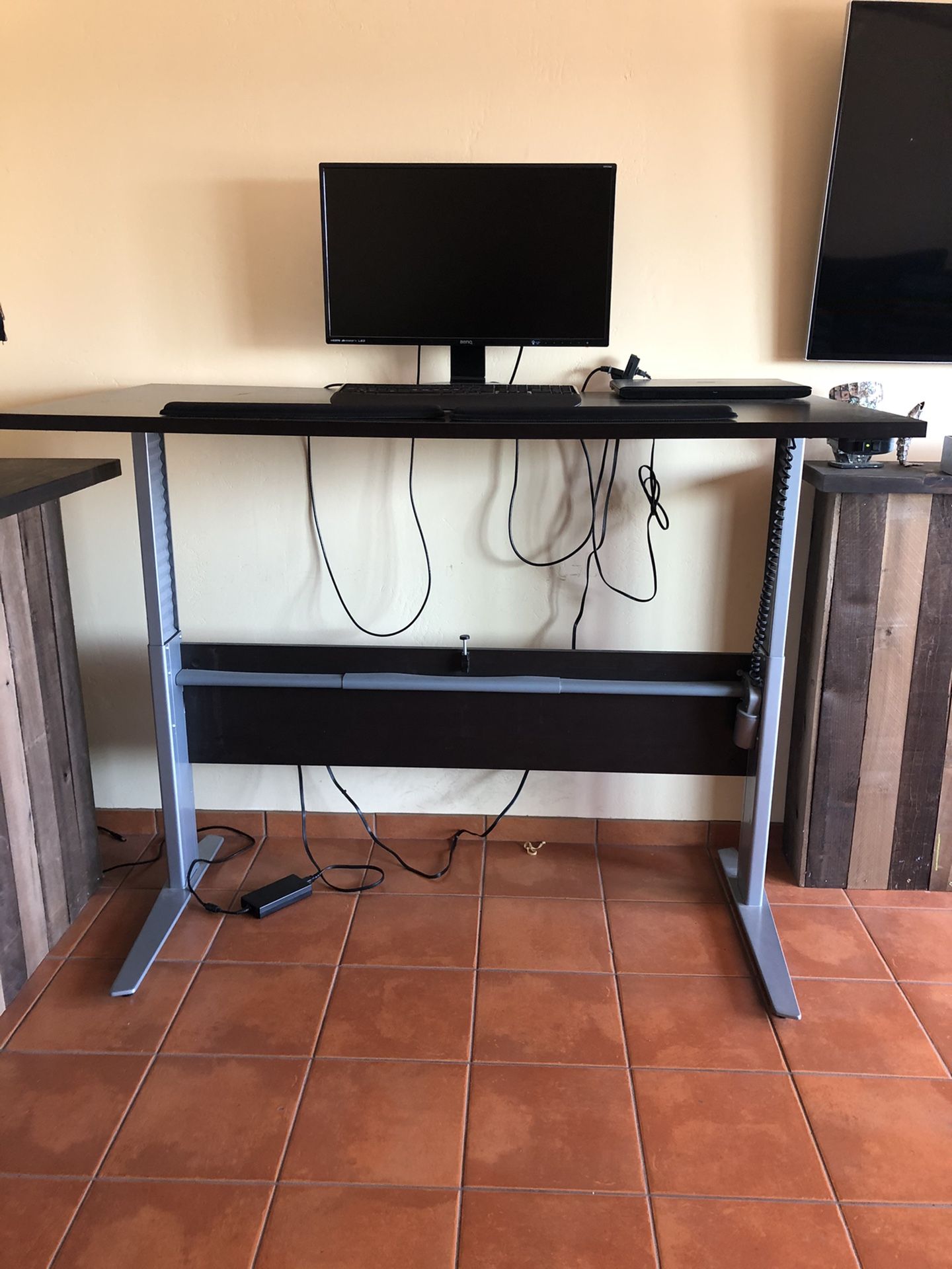 Raise/lower Computer desk for Sale in San Diego, CA OfferUp