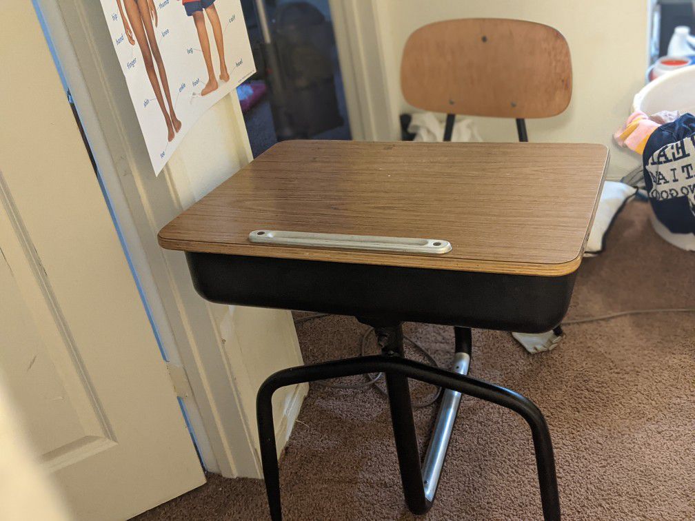 Children's desk for the ages up to 4th grade
