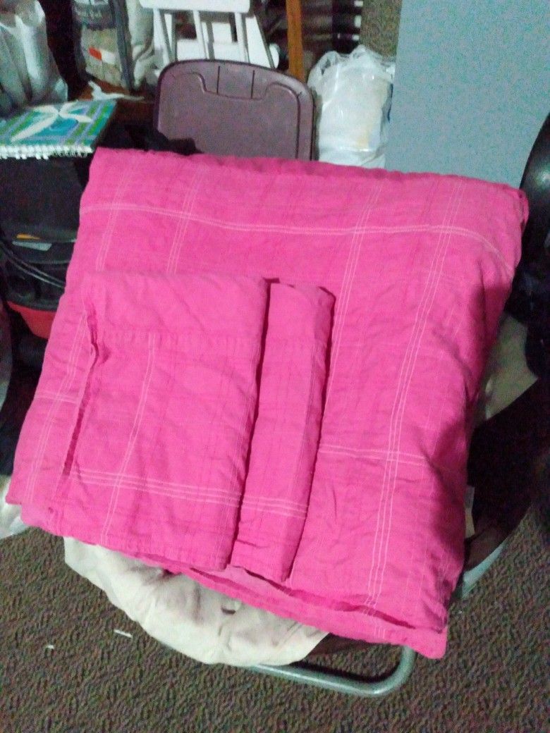 Bedspread and pillowcases in very good condition, Queen size.