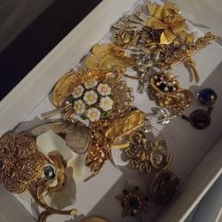 Very Nice Brooches Joan Rivers And Sarah Cov, Trifari  And More 