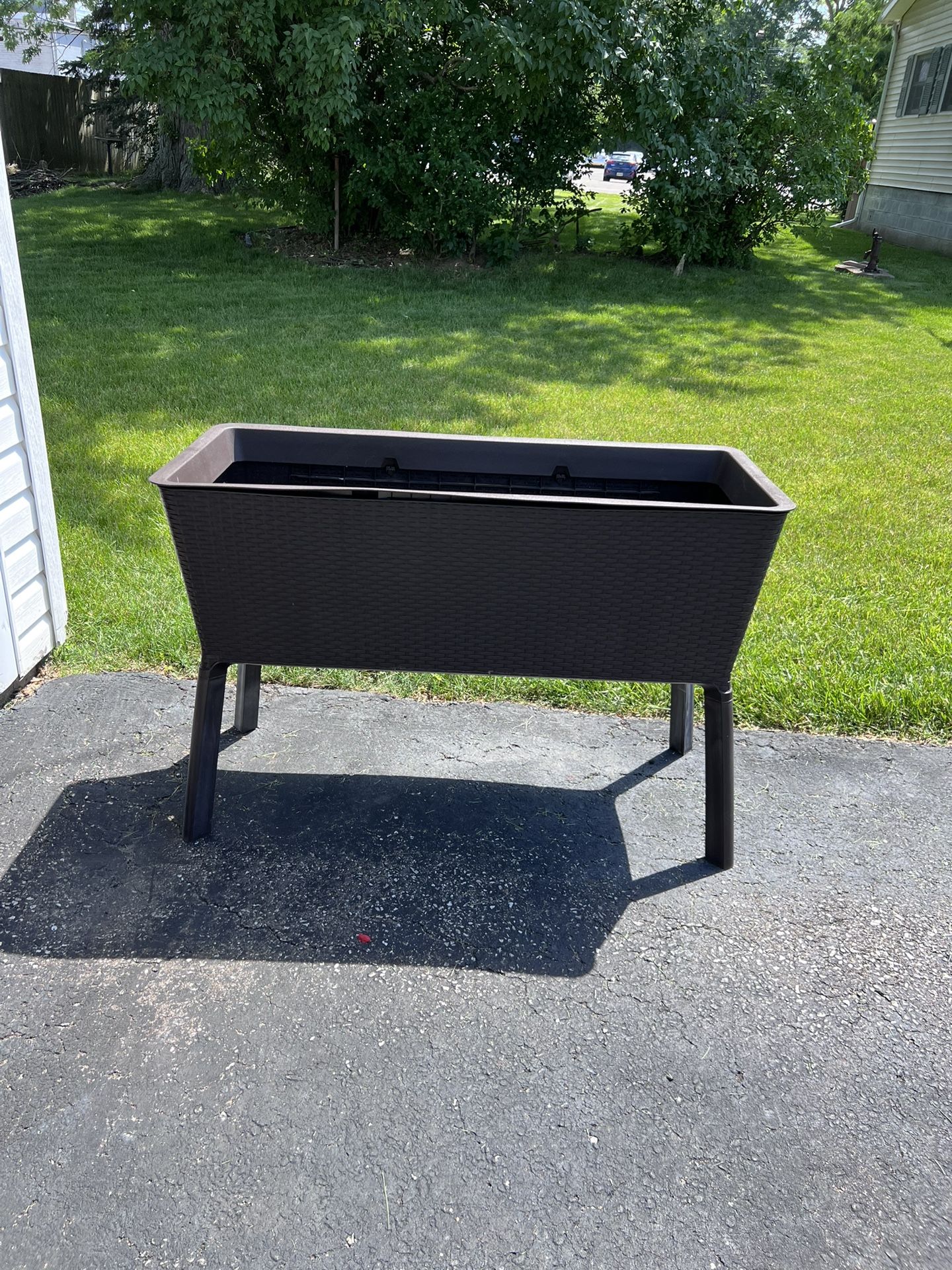 Plastic planter box