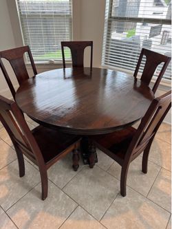 Round Kitchen table
